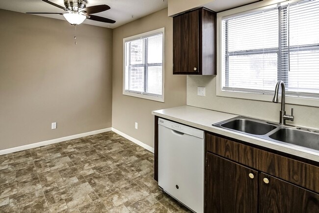 Building Photo - Spacious 2-Bedroom Apartment in Bellevue!