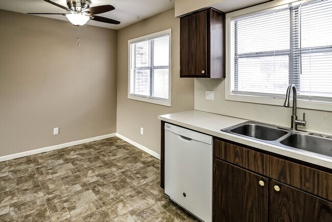 Building Photo - Top Floor 2-Bedroom Apartment in Bellevue!