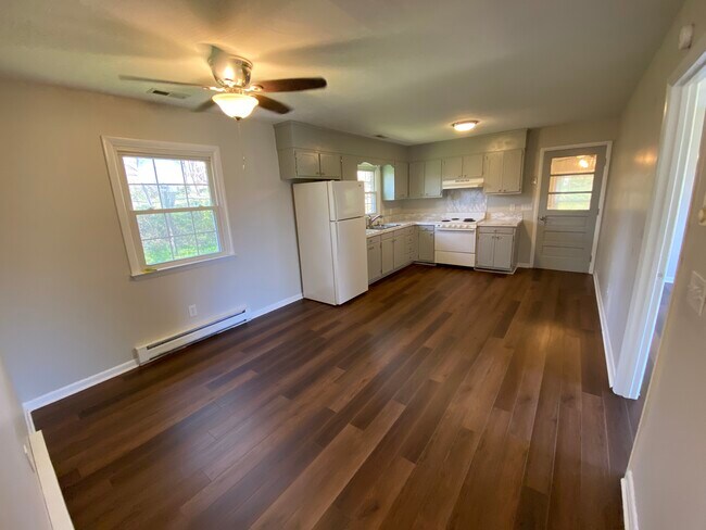 Dine-In Kitchen - 355 Badgett Ave