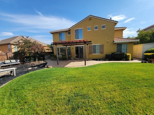 Building Photo - Beautiful 5 bedroom home in Empire Ranch