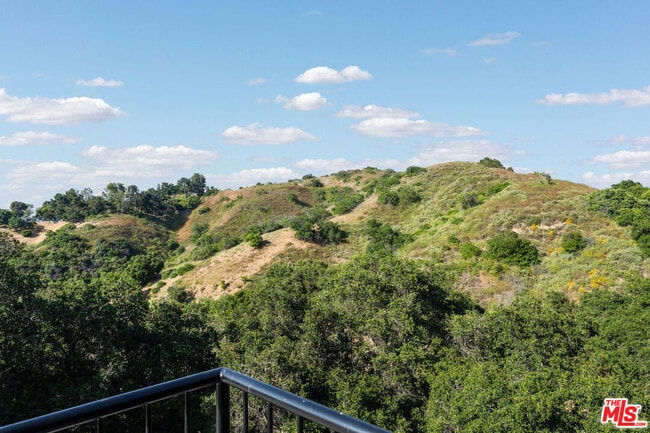 Building Photo - 3140 Coldwater Canyon Ave