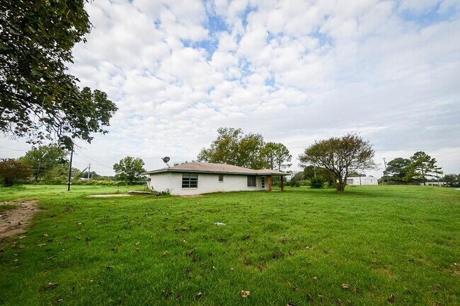 Building Photo - 5283 Carpenters Bluff Rd