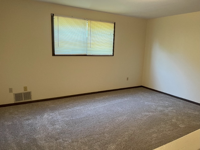 Building Photo - 160 Logan Rd