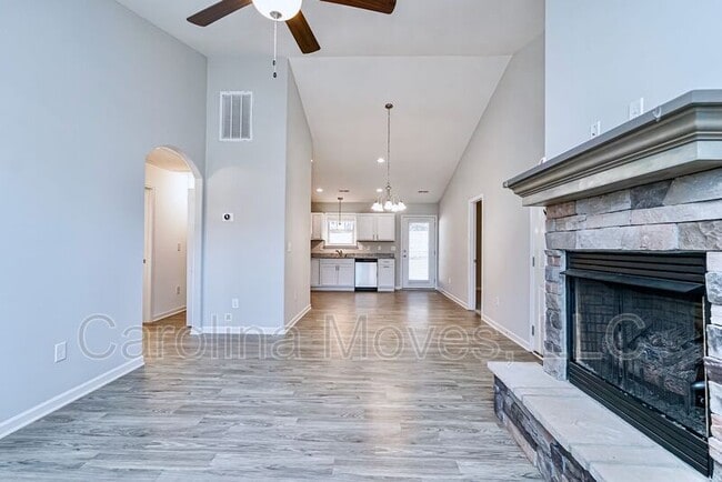Building Photo - 352 Greymark Ln