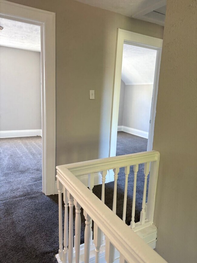 Building Photo - 3 Bedroom Single Family