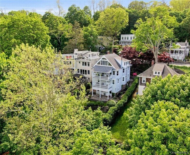 Building Photo - 142 Hudson Terrace