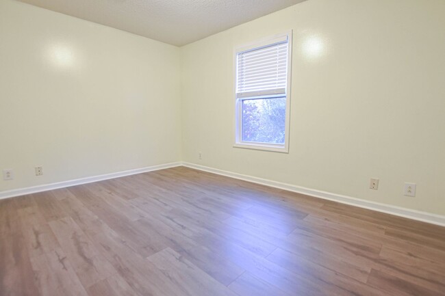 Building Photo - Pet Friendly Two Bedroom!