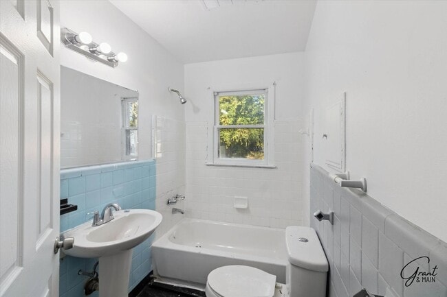 Building Photo - 3 bedroom ranch $1100