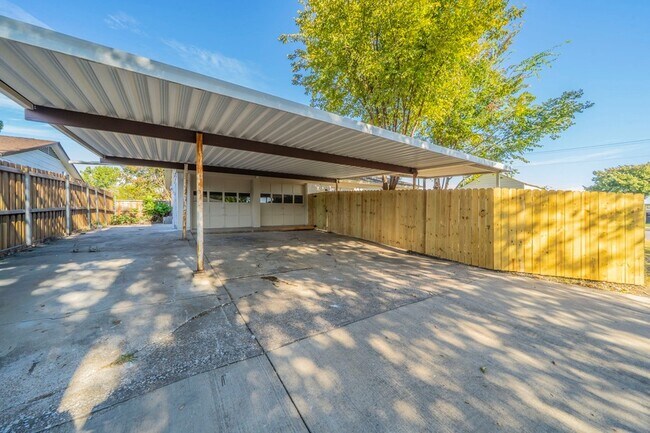 Building Photo - 802 Birchwood Dr