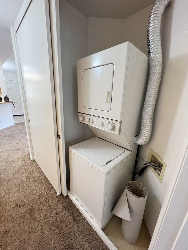 Building Photo - 2 Bed/2 Bath Third Level Condo at City Scene!