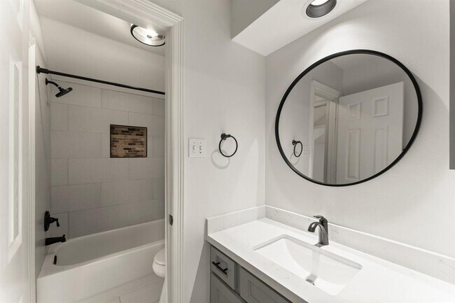 Building Photo - 22 Rillwood Pl