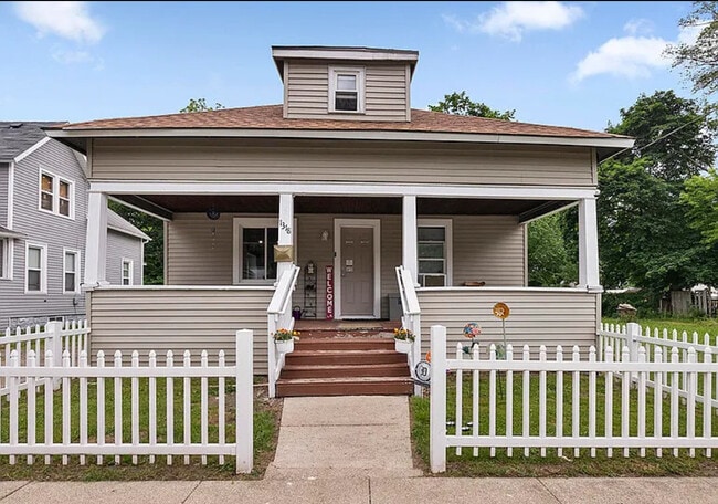 Building Photo - 1318 Division St