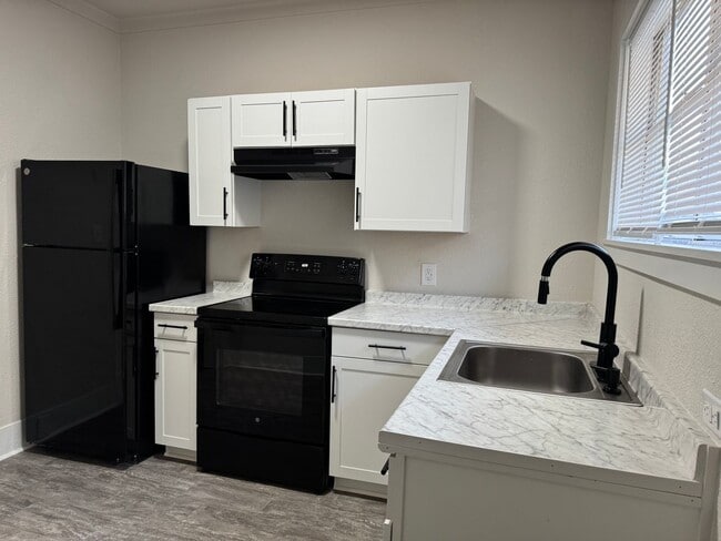 Building Photo - 339 Duplex B 2/1
