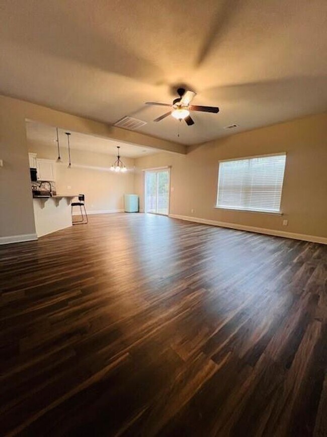 Building Photo - WOW!!  5-bedroom 3 bath