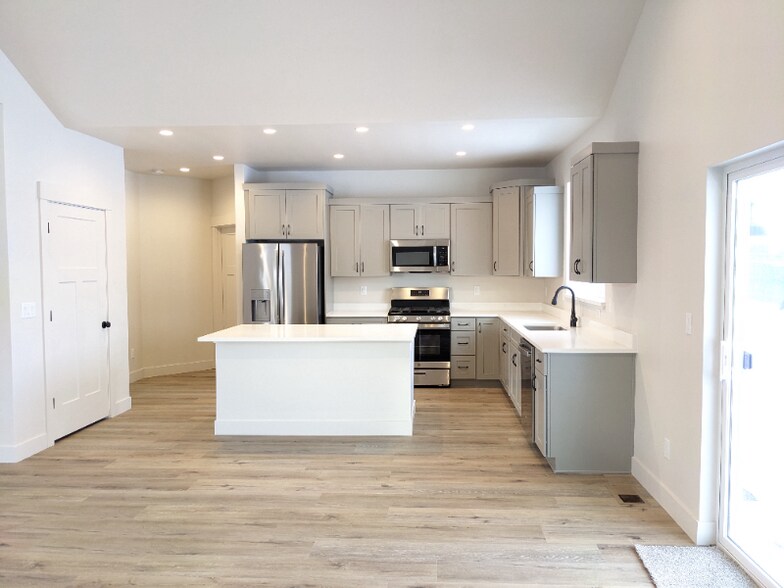 Building Photo - 4039 Snowberry Ave