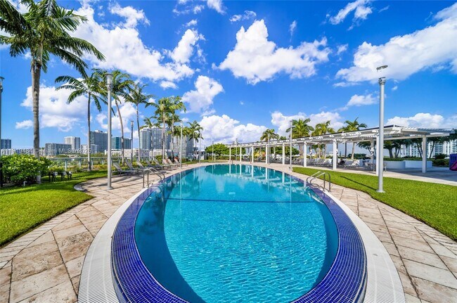 Building Photo - 601 NE 36th St