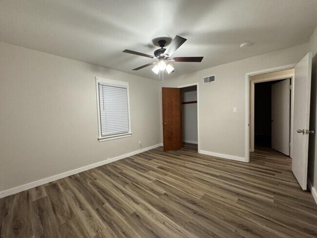 Building Photo - 1044 S Main Ave