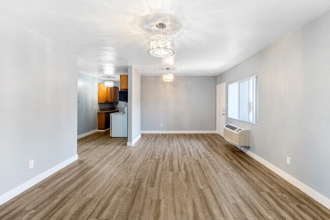 Building Photo - 1539 Pumalo St E