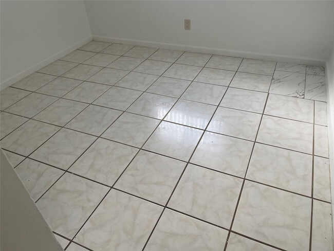 Building Photo - 361 NE 30th St