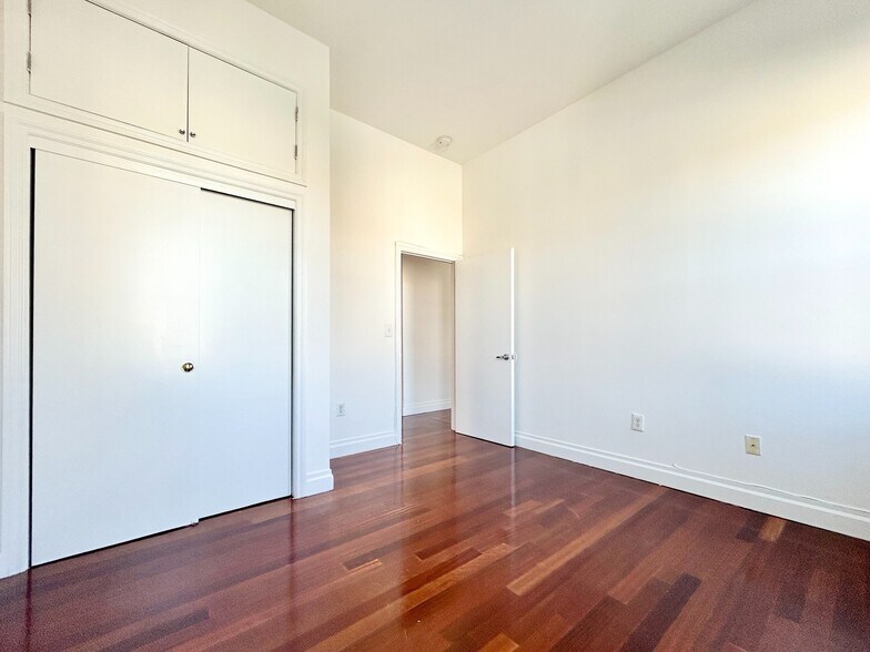 Building Photo - 607 W 137th St