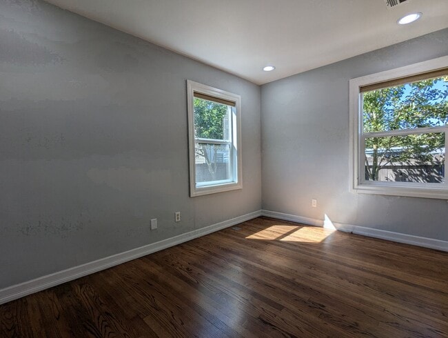 Building Photo - Beautiful 2 bedroom/1 bath home with solid surface flooring!