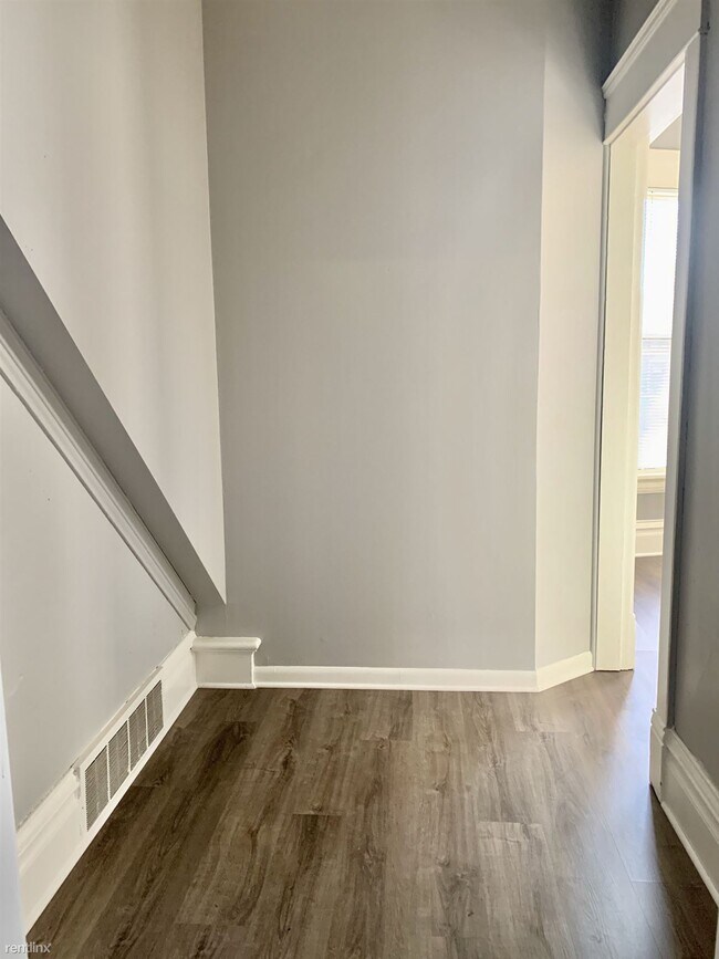 Building Photo - 2 br, 1 bath Duplex - 2530 West Gardner Av...