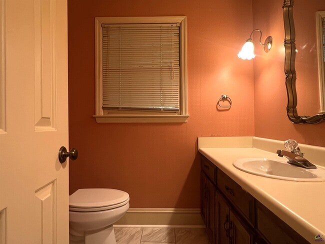 Building Photo - 136 River Knoll