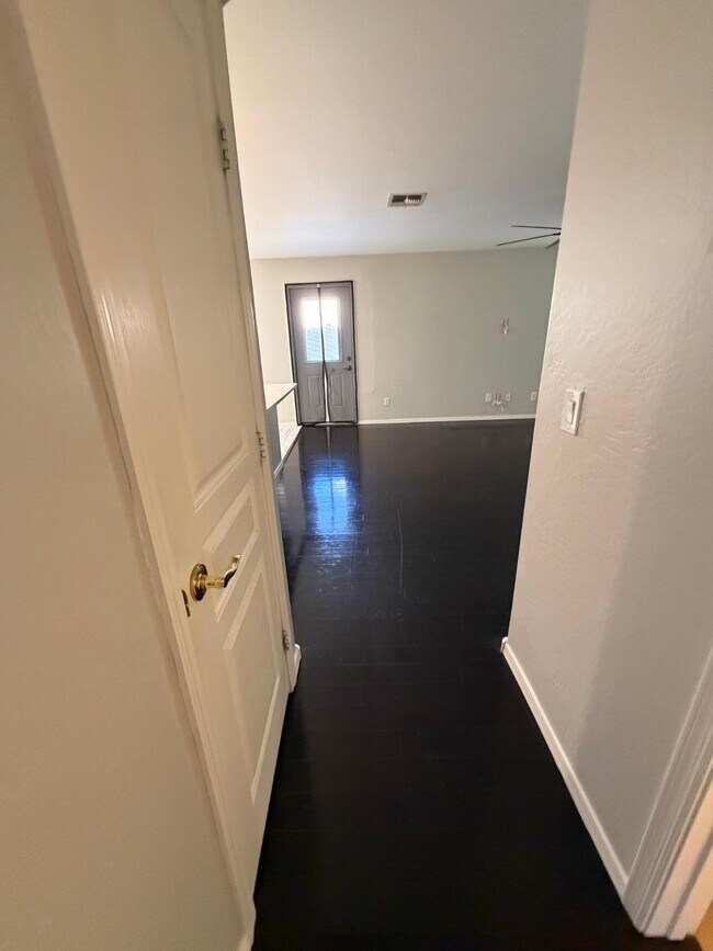 Building Photo - 1945 E Aloe Pl