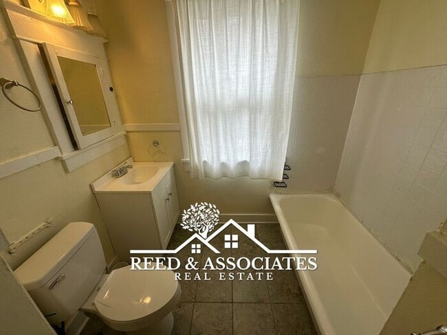 Building Photo - 1 Bedroom in Midtown!