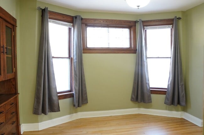 Building Photo - AVAILABLE JUNE - 3 BED 1 BATH