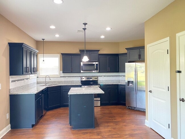 Building Photo - Beautiful Home! 4 Bed 2.5 Bath! Rossview S...