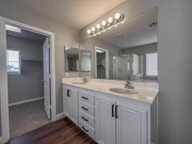 Building Photo - Stunning 5-Bedroom Home in Gated Community...