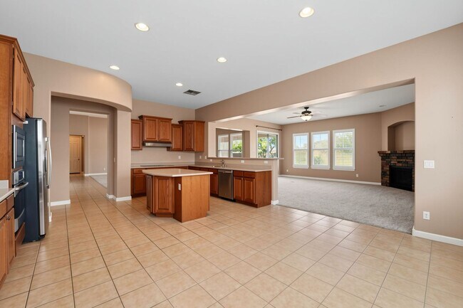 Building Photo - Welcome to this inviting Phoenix Rental - Available!