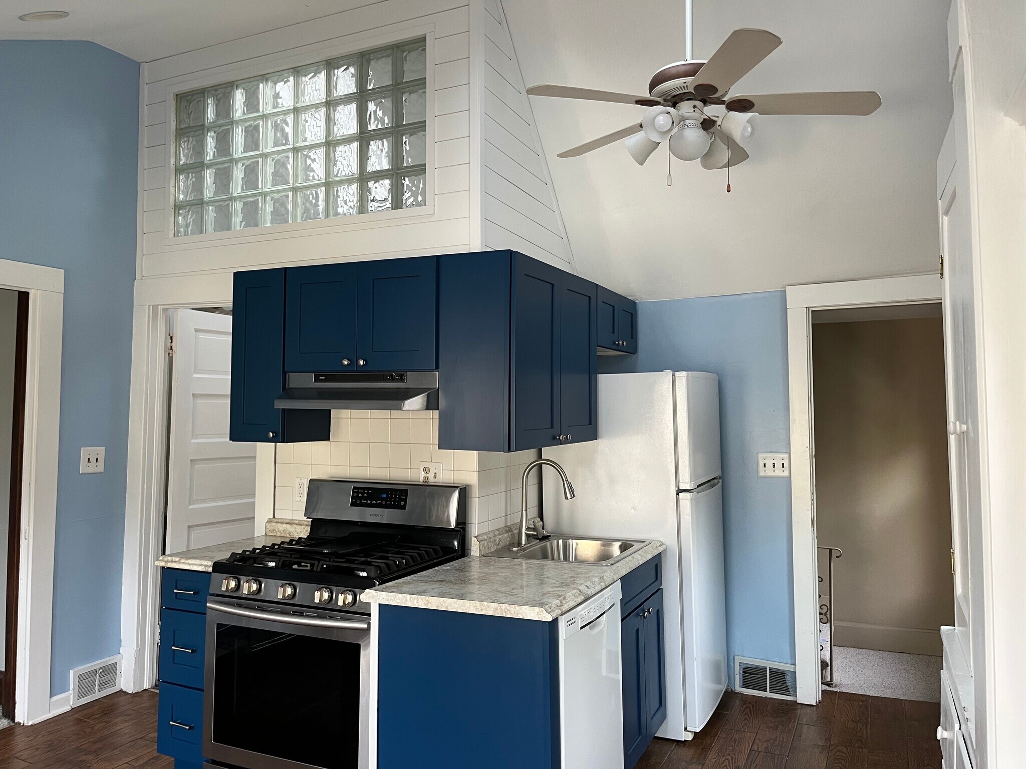 Building Photo - 325 S Main St