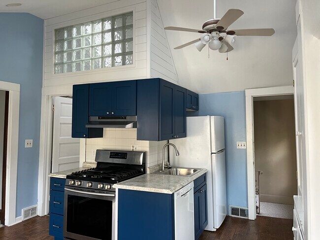 Building Photo - 325 S Main St