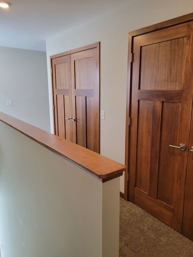 Building Photo - Middle Unit Townhouse