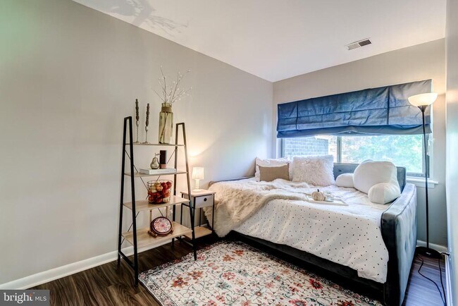 Building Photo - 11260 Chestnut Grove Square