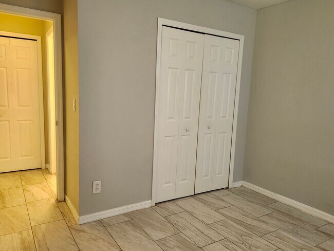 Building Photo - Nice duplex!!!