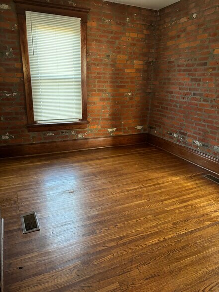Building Photo - 1360 S High St