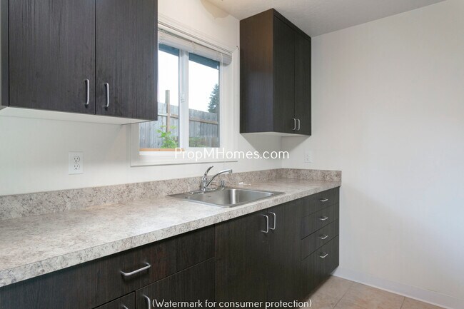Building Photo - Wonderfully Updated NE Portland Glenfair One Bedroom Apartment w/ Private Patio!