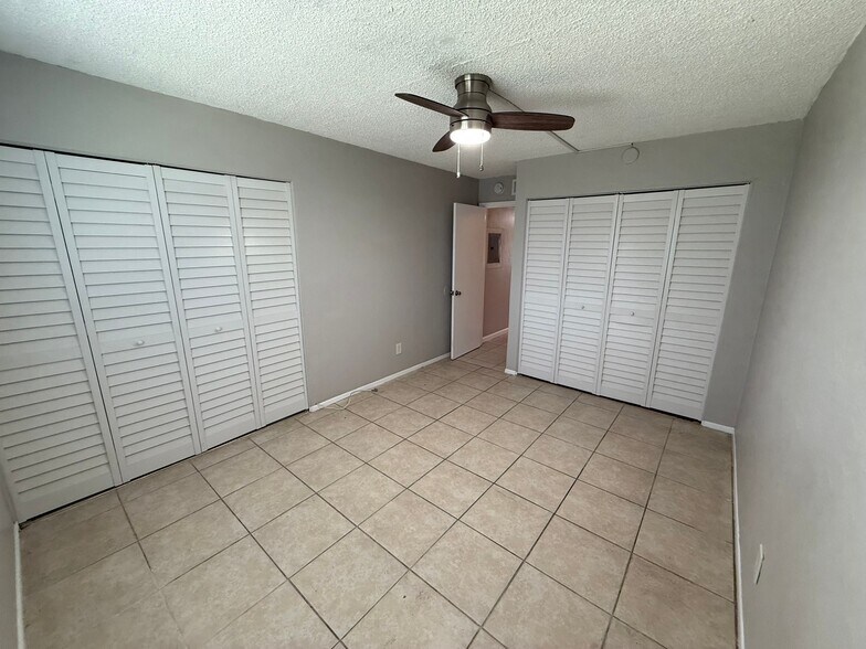 Building Photo - 2 Bed/1 Bath - Unit C3