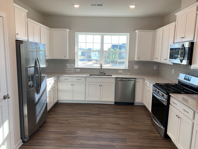 Building Photo - Resort life for your family in the Palisades!