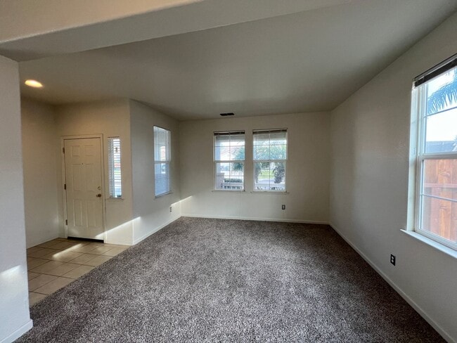 Building Photo - Large Two Story Crossroads Home!