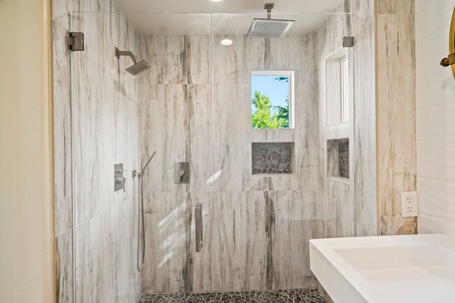 Building Photo - VERSATILE LUXURY LIVING IN RIVERMARK CORNE...