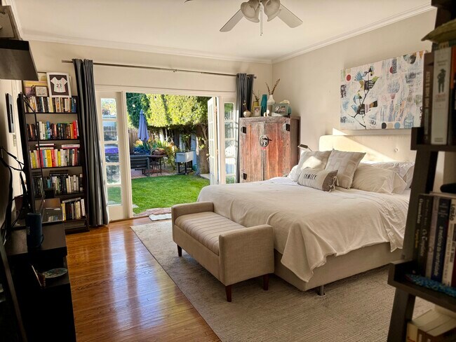 Building Photo - 471 S La Peer Dr