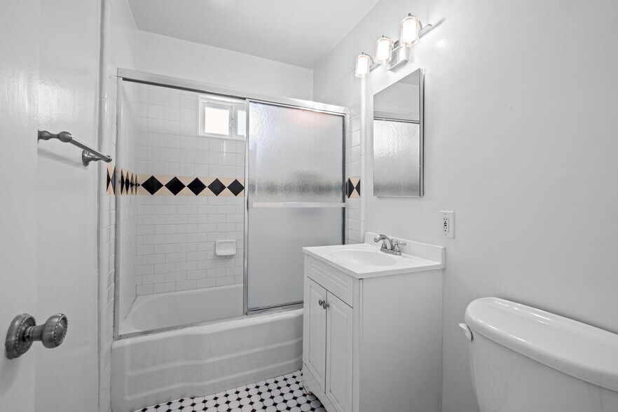 Building Photo - 2211 Nelson Ave