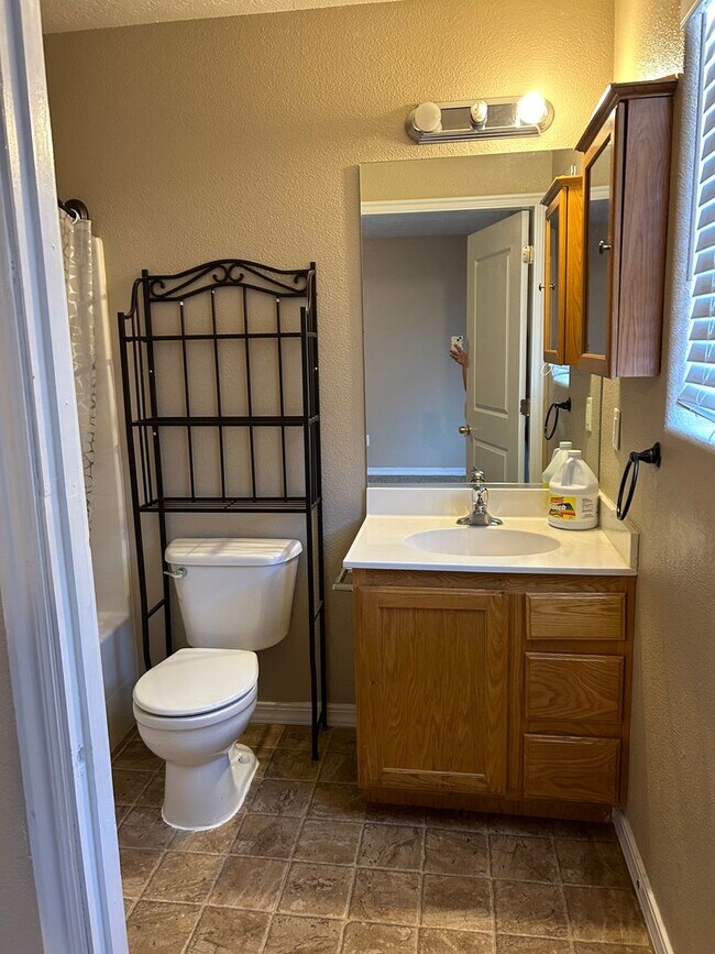 Building Photo - Charming Twinhome