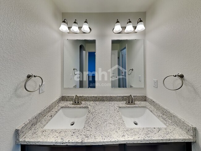 Building Photo - 10126 Silver Stirrup Dr