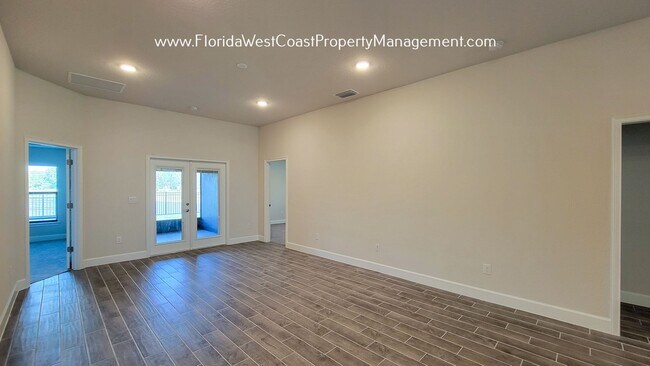 Building Photo - IMPRESSIVE  4 BED/3 BATH HOME WITH LARGE F...