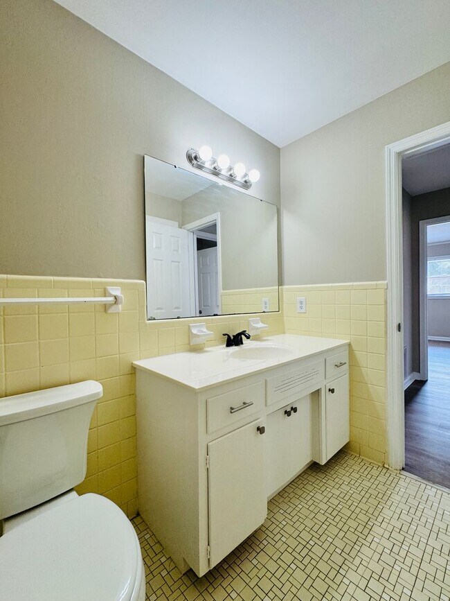 Building Photo - Room to Roam, Comfort to Stay — This Updat...